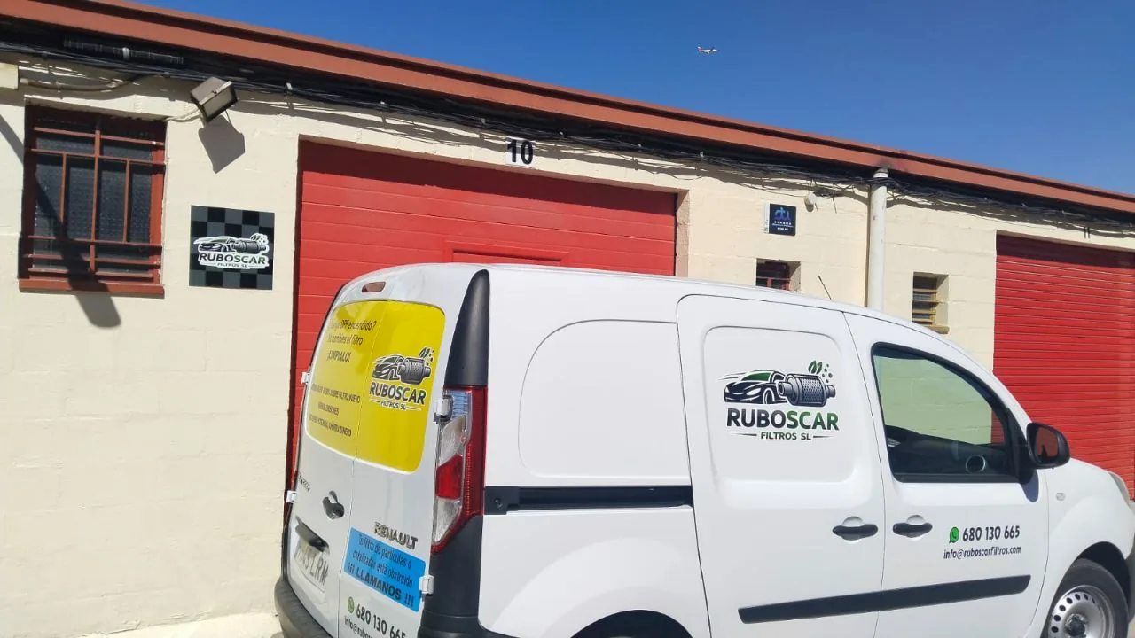Furgoneta de RUBOSCAR FILTROS en la puerta de sus instalaciones, nave 10 de la calle de Tierra de Barros en Coslada, Madrid
