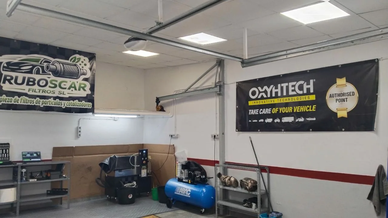 Instalaciones de RUBOSCAR FILTROS en Coslada con el distintivo oficial de Punto Autorizado Oxyhtech y el equipo de limpieza de filtros de partículas